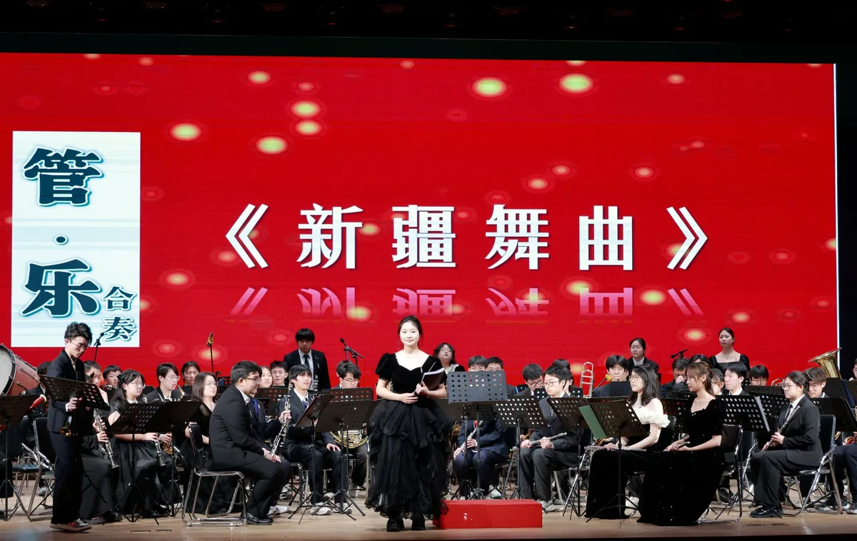 《新疆舞曲》演出